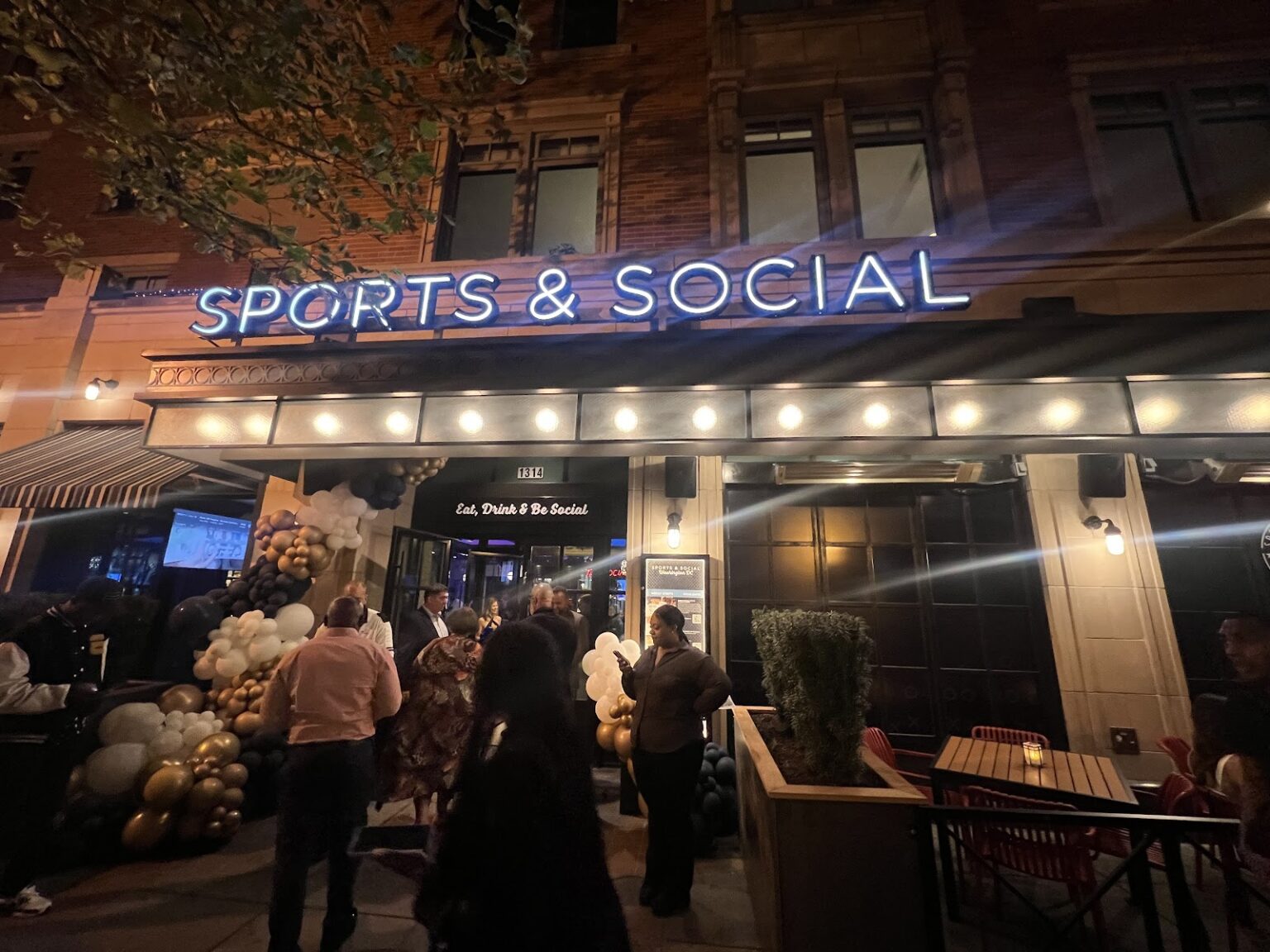 U Street’s newest restaurant offers a flavorful, sportspacked